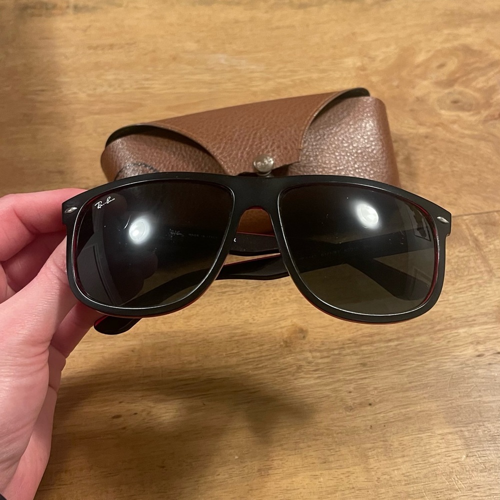 Rayban BOYFRIEND sunglasses. Light scratches on lenses. Grey classic lenses.